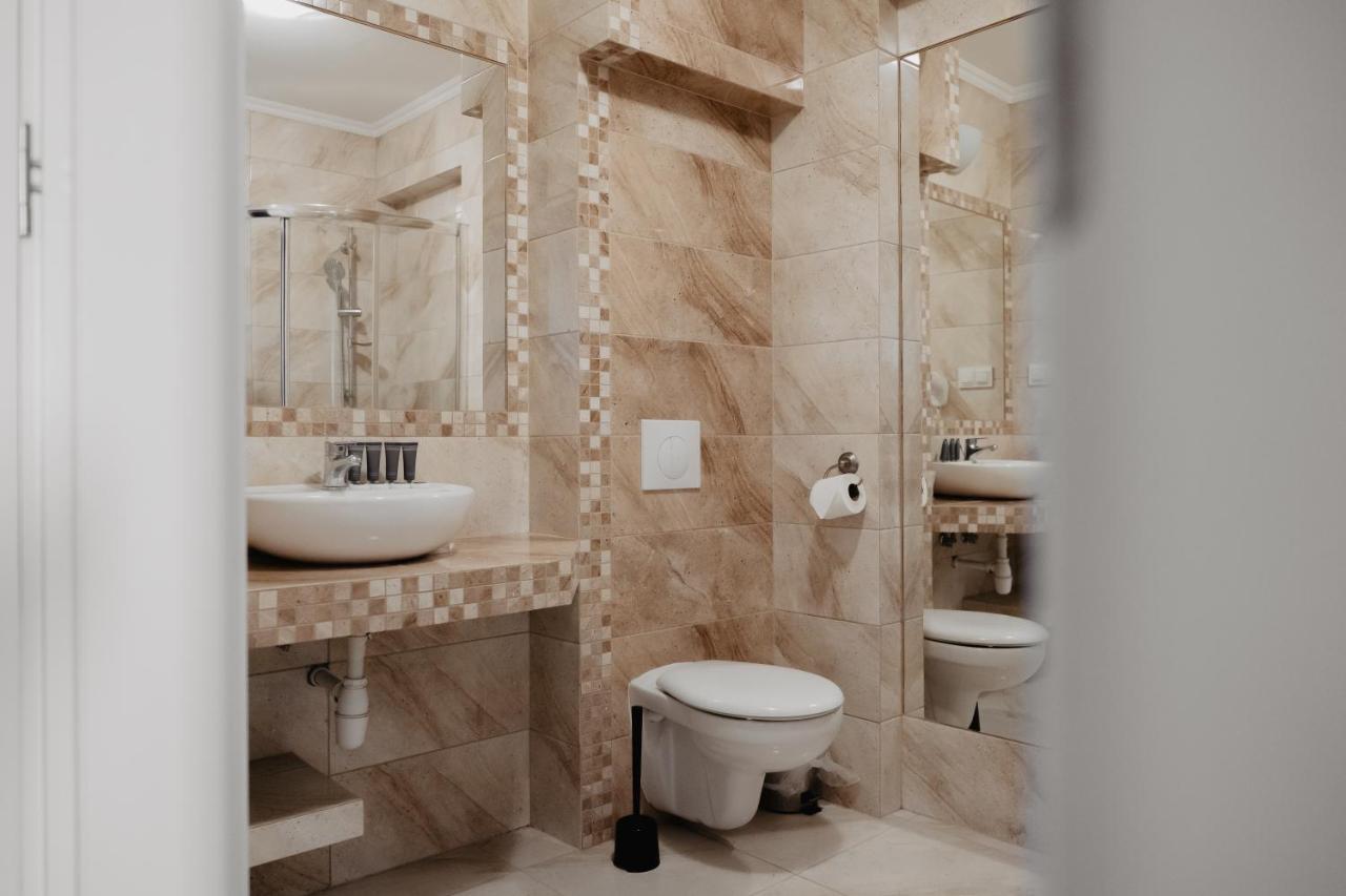Palac Lacon Kazimierza Wielka Extérieur photo